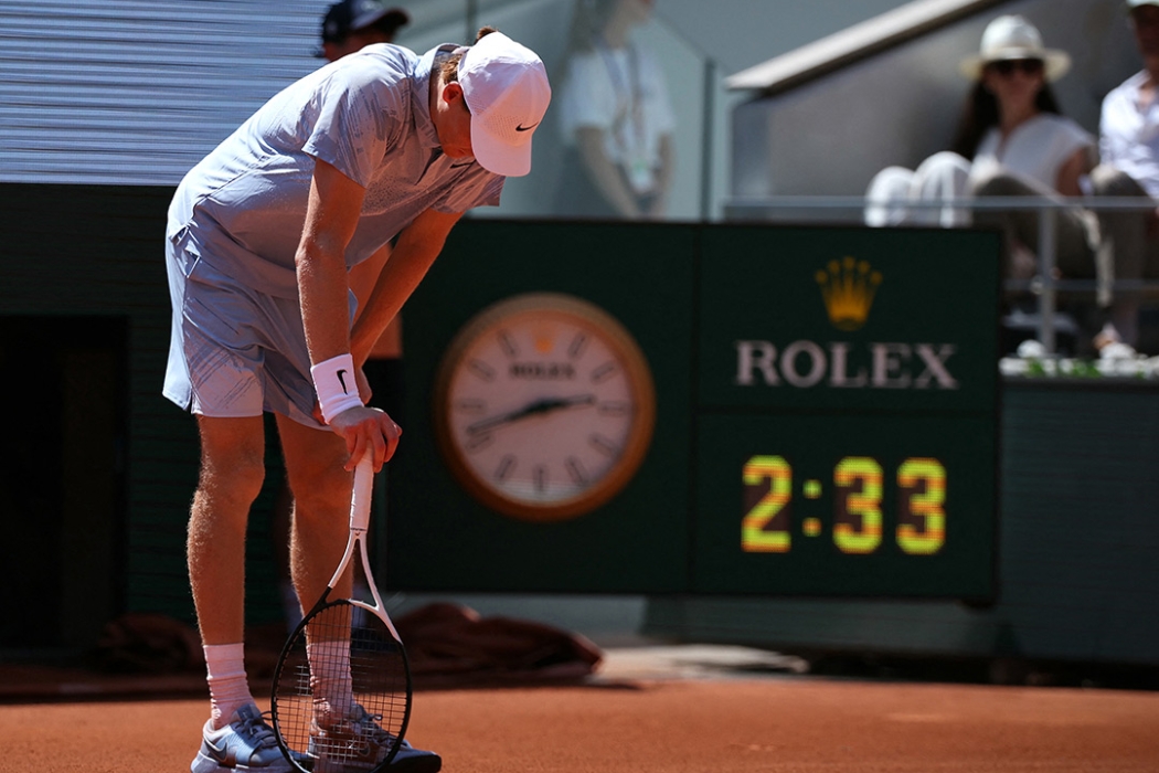 Jannik Sinner suffered the effects of the heat in a shock second-round loss at Roland Garros