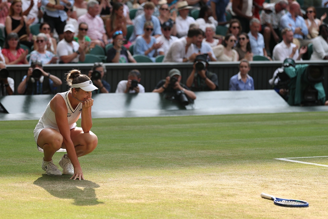 Linda Noskova celebrates winning her Wimbledon semifinal against Marta Kostyuk