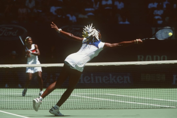 Serena and Venus play in the second round of Australian Open 1998