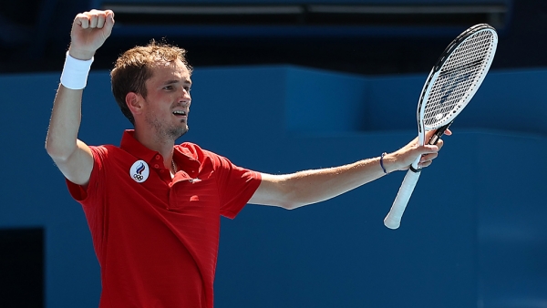 Daniil Medvedev celebrates after beating Fabio Fognini in the third round of the Tokyo Olympics Tennis Event