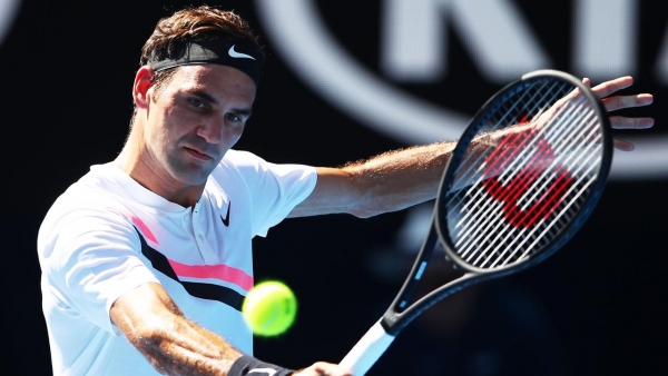 Federer lands no-look around-the-back shot 