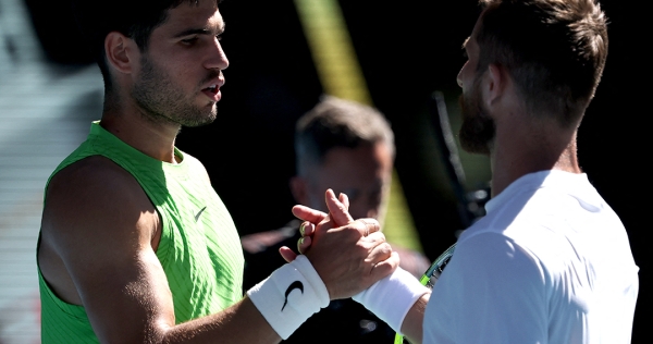 Alcaraz survives 'drop-shot competition' against Moutet | AO