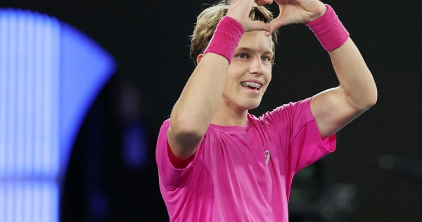 セスコがAO 2026でスロベニア人初のジュニア男子スラム優勝者となる