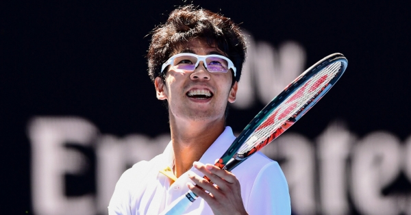 Why does Hyeon Chung wear glasses?